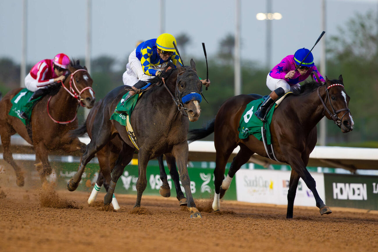リヤドダートSPで4着に入ったアメリカンステージ（左）（（C）Jockey Club of Saudi Arabia／Ali AlZenaidi）
