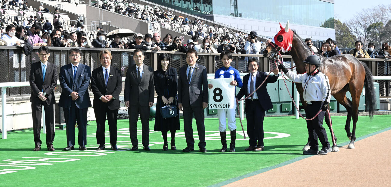 東京3R、3歳新馬戦を制したタイセイジェイドの口取りをする松山騎手と関係者（撮影・千葉一成）