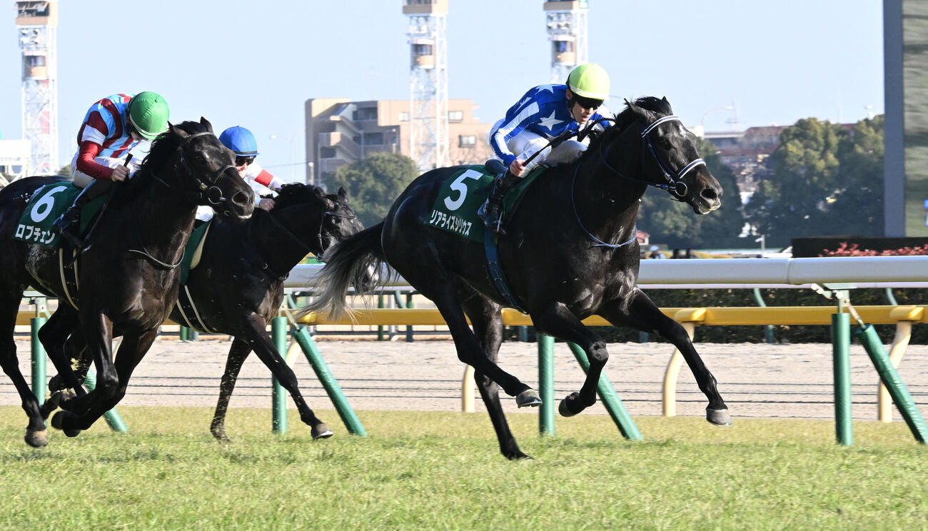 共同通信杯を制したリアライズシリウスと津村騎手（右）（撮影・千葉一成）