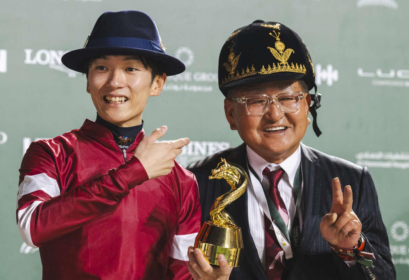 連覇を果たし、笑顔の坂井騎手と矢作師（C）Jockey Club of Saudi Arabia／Paul McMillan