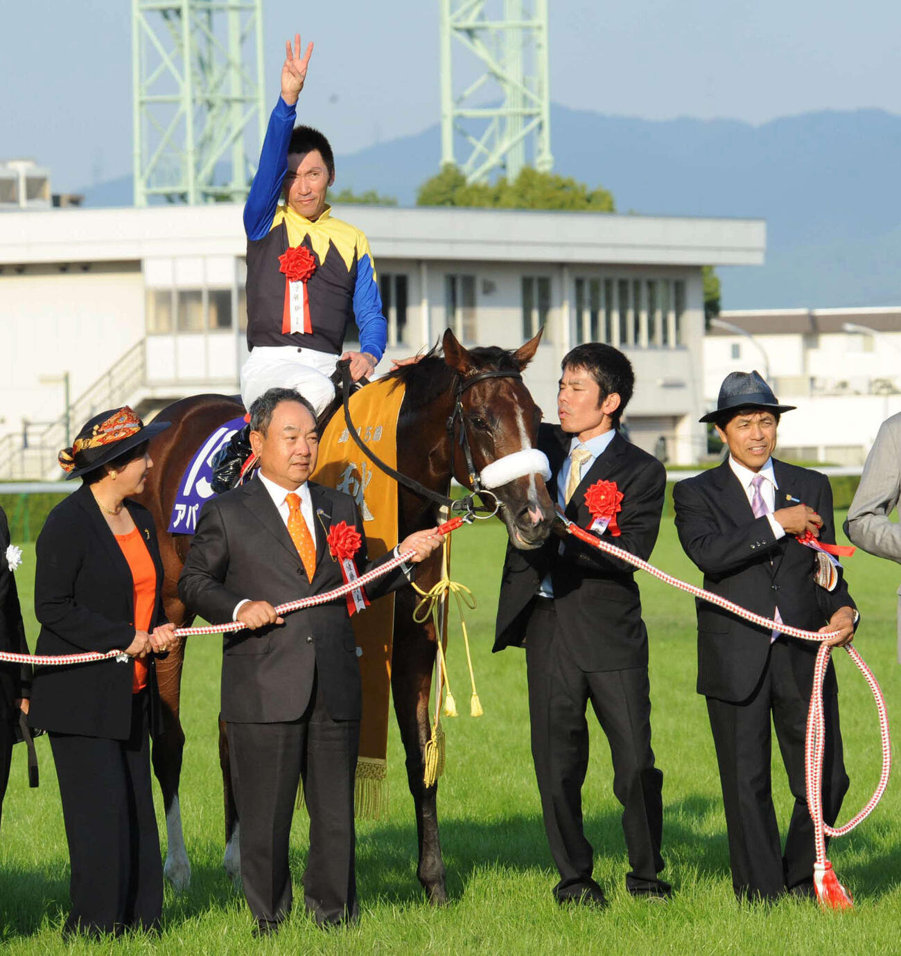 アパパネで牝馬3冠を達成した国枝師（右）と金子真人オーナー（左から2人目）