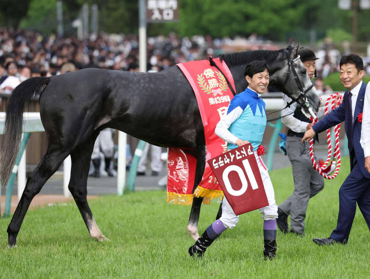 25年目黒記念を制したアドマイヤテラと武豊騎手