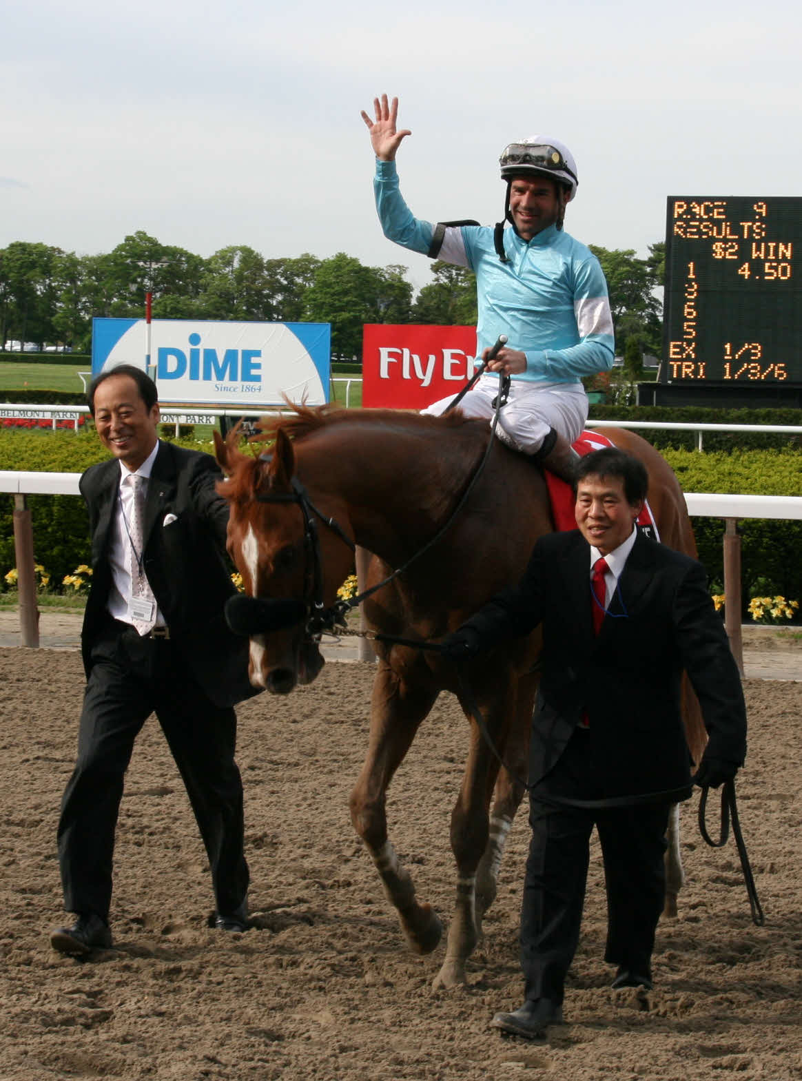 ピーターパンSを圧勝し、引き揚げてきたカジノドライヴとデザーモ騎手（2008年5月撮影）