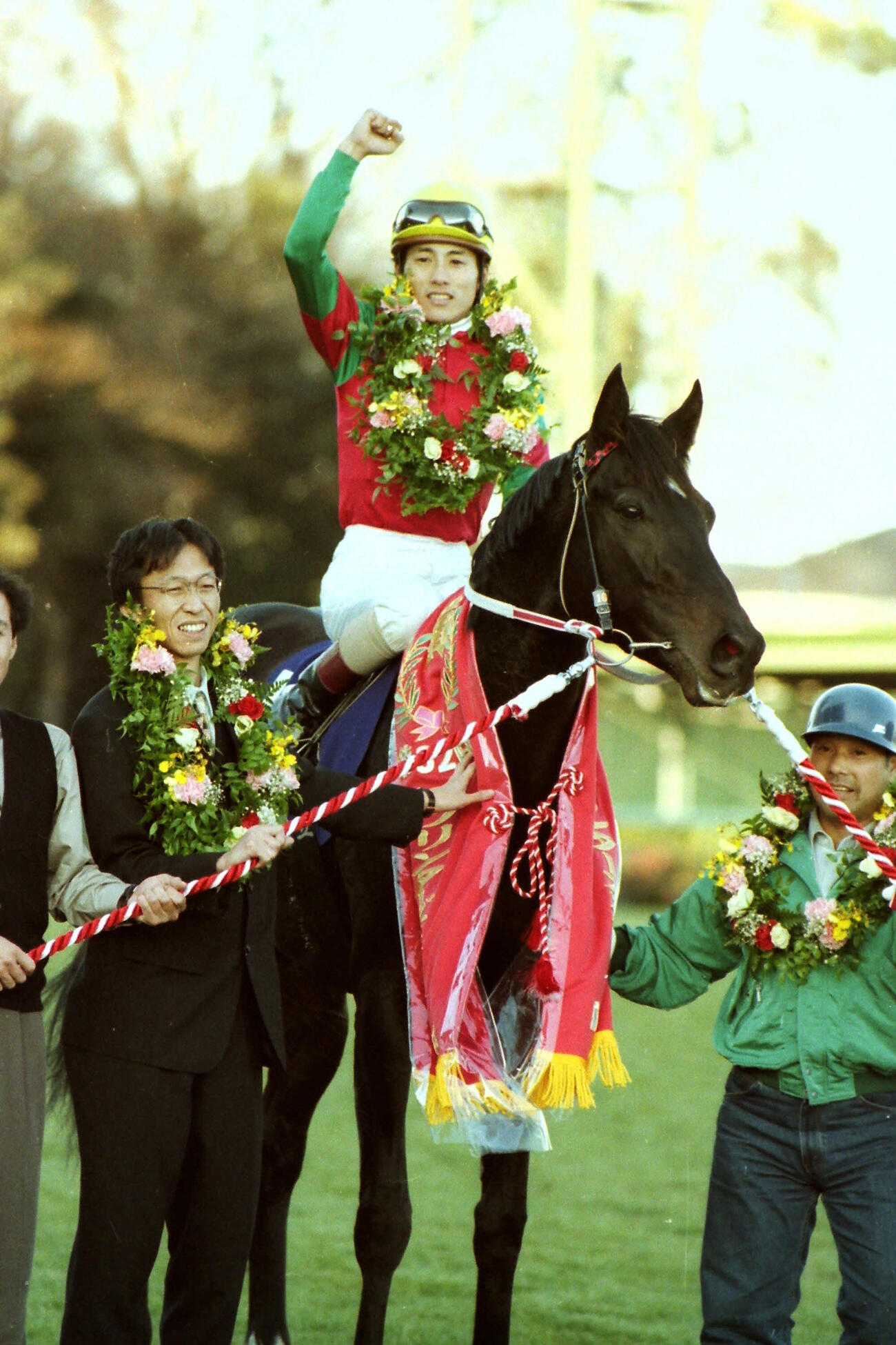 スプリンターズSを制した吉田豊騎手鞍上のマイネルラヴ（1998年12月20日撮影）