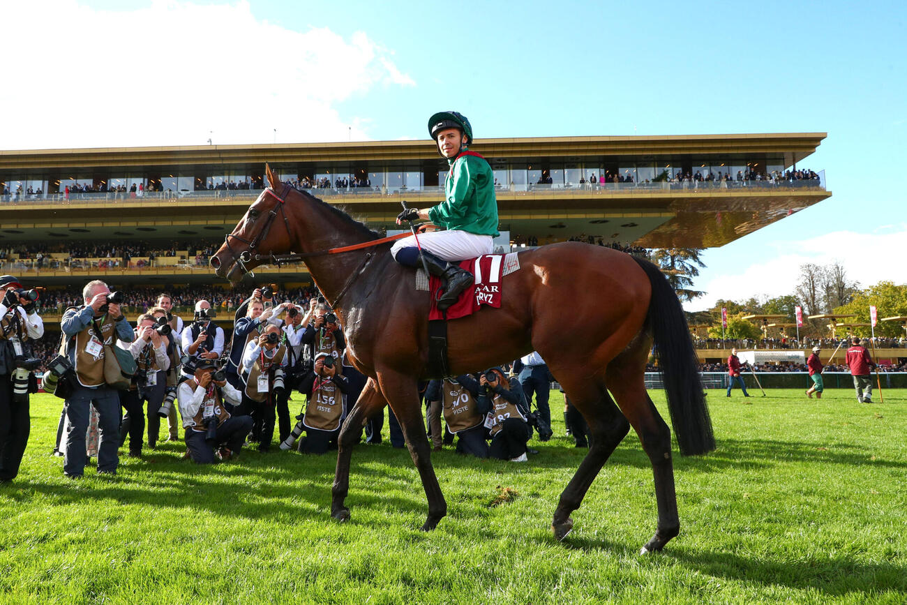 25年凱旋門賞を制したダリズとバルザローナ騎手（C）France Galop