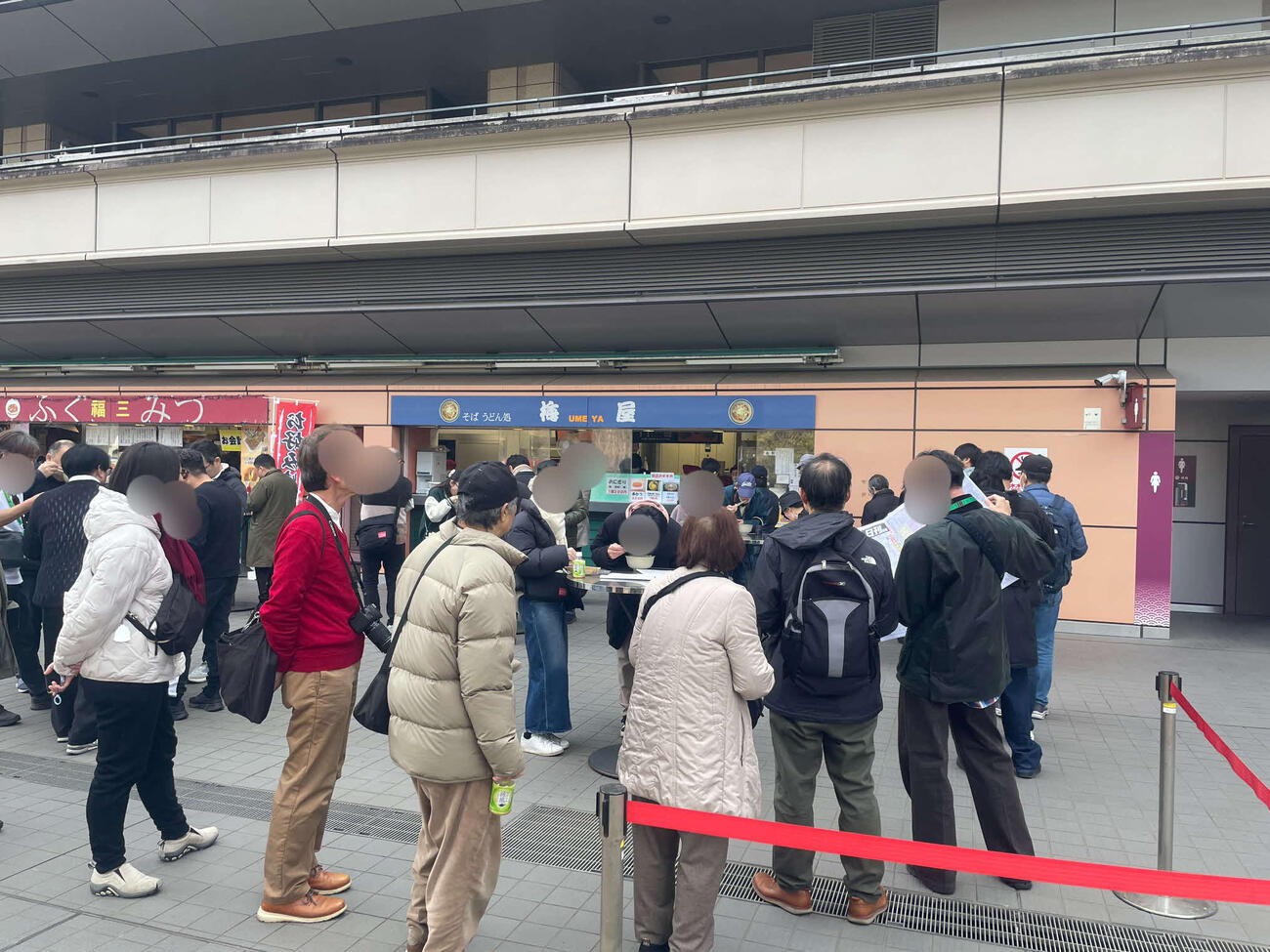 行列ができている東京競馬場パドック近くの梅屋