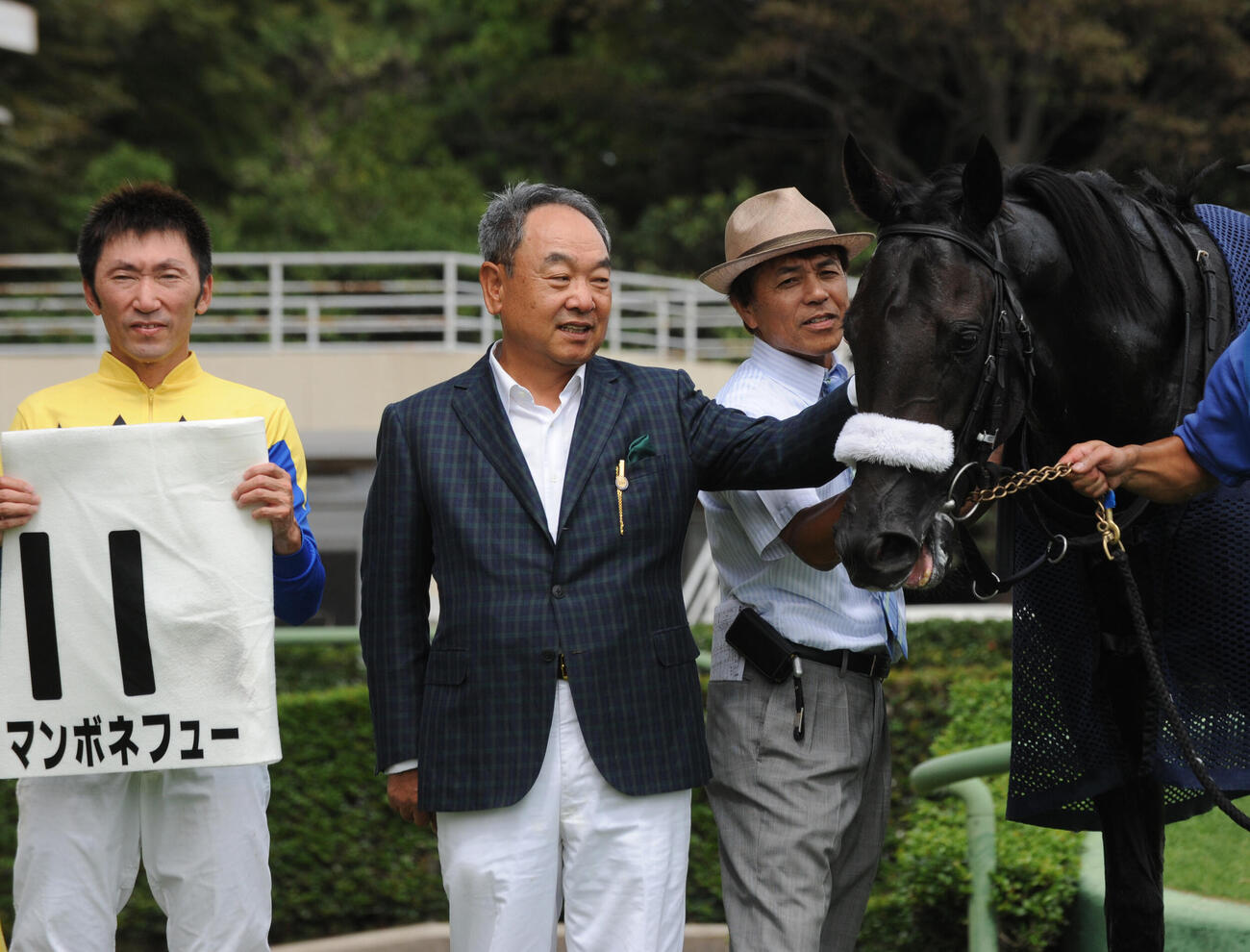 12年9月、新馬戦を快勝したマンボネフューと写真に納まる、左から蛯名正義騎手、金子真人オーナー、国枝栄調教師