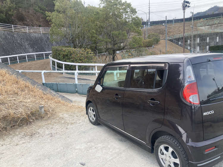 栗東トレセンで馬道脇の側道を暴走し、馬場の直前で停止した車。左ミラーが破損している