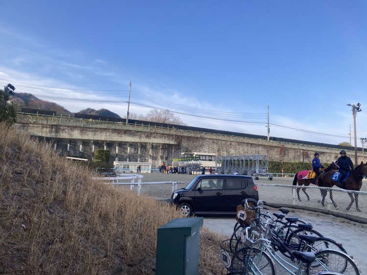 栗東トレセンで馬道脇の側道を暴走し、馬場の直前で停止した車