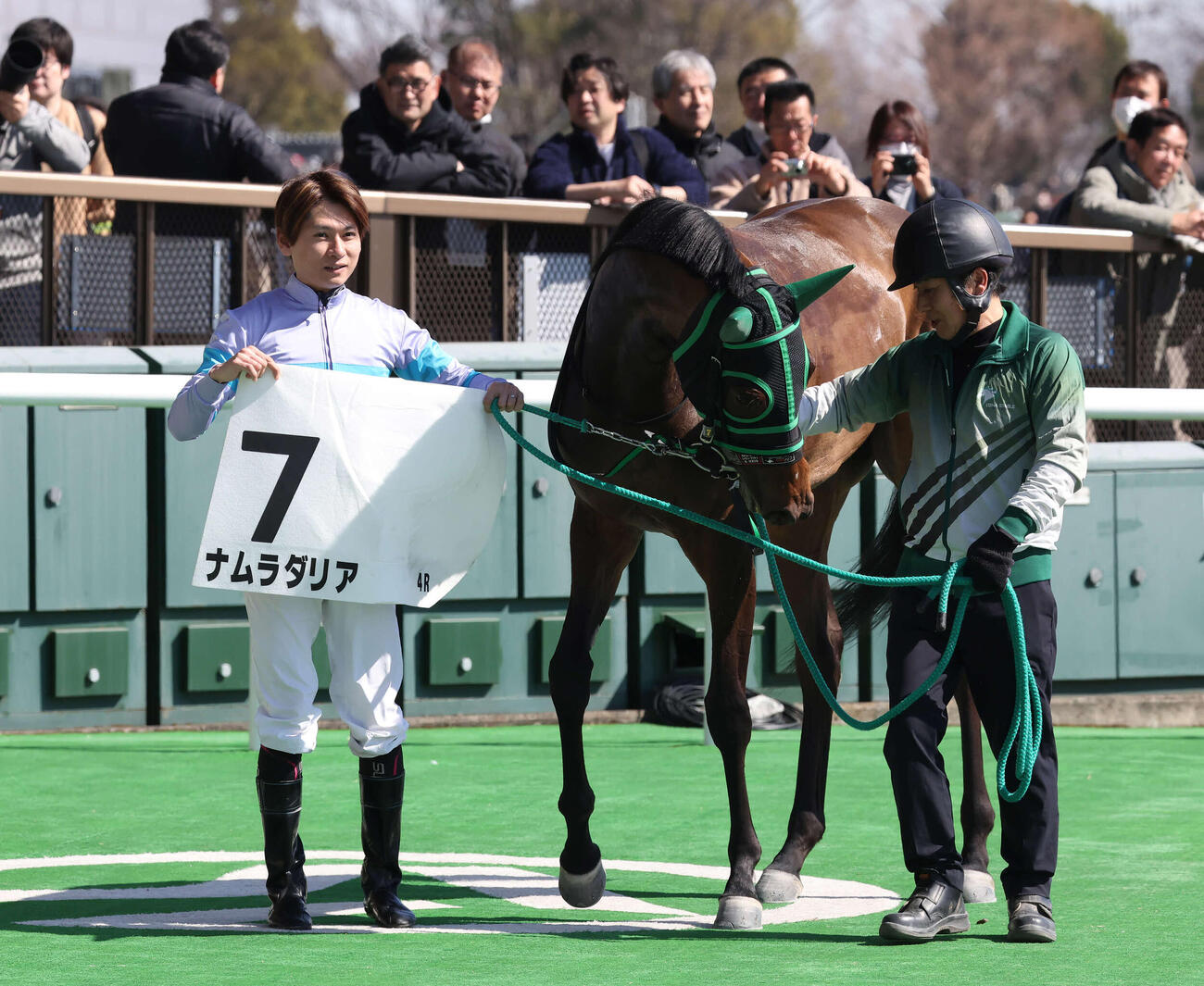 東京4R、3歳新馬戦を制したナムラダリアの口取りをする原田騎手（撮影・丹羽敏通）
