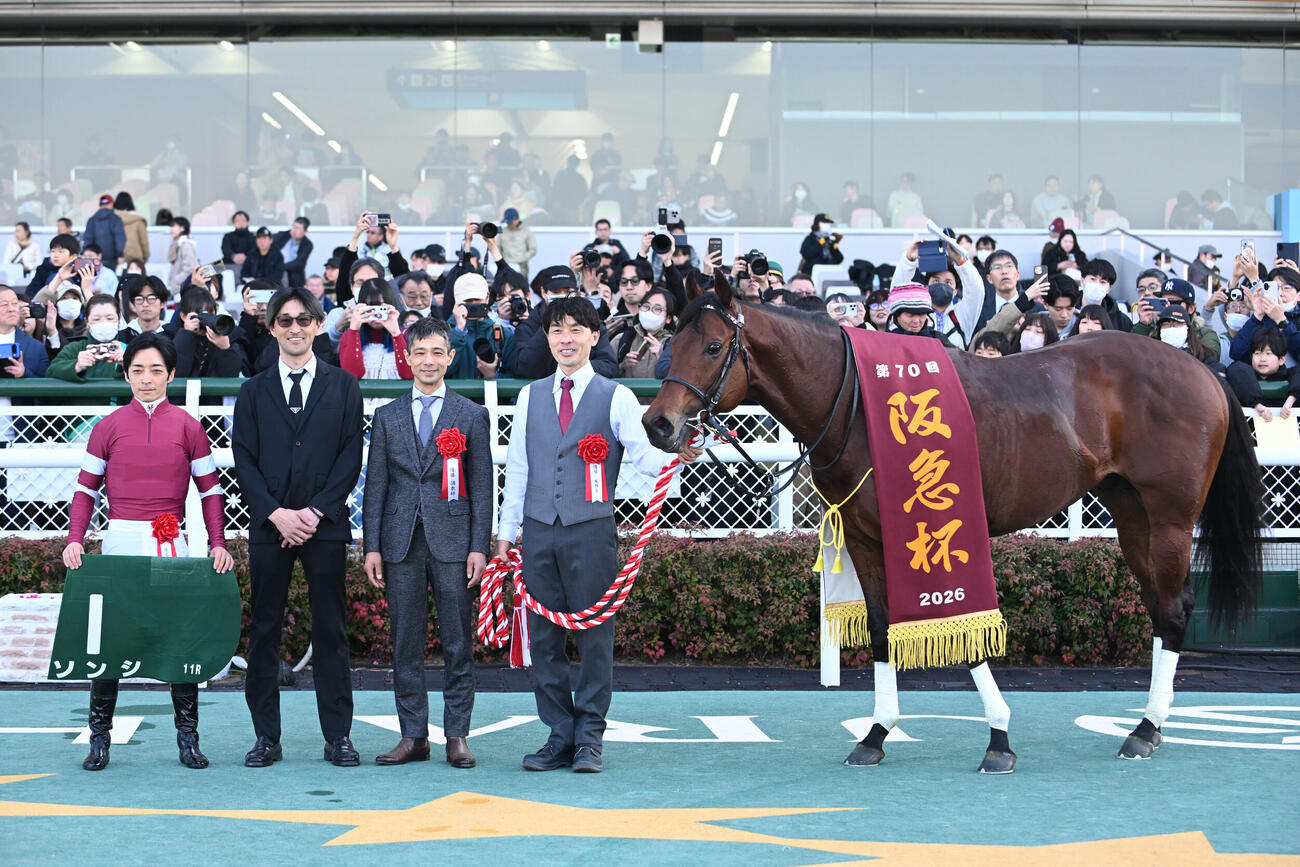 阪急杯を制したソンシと記念撮影する川田騎手（左）ら関係者（撮影・滝沢美穂子）