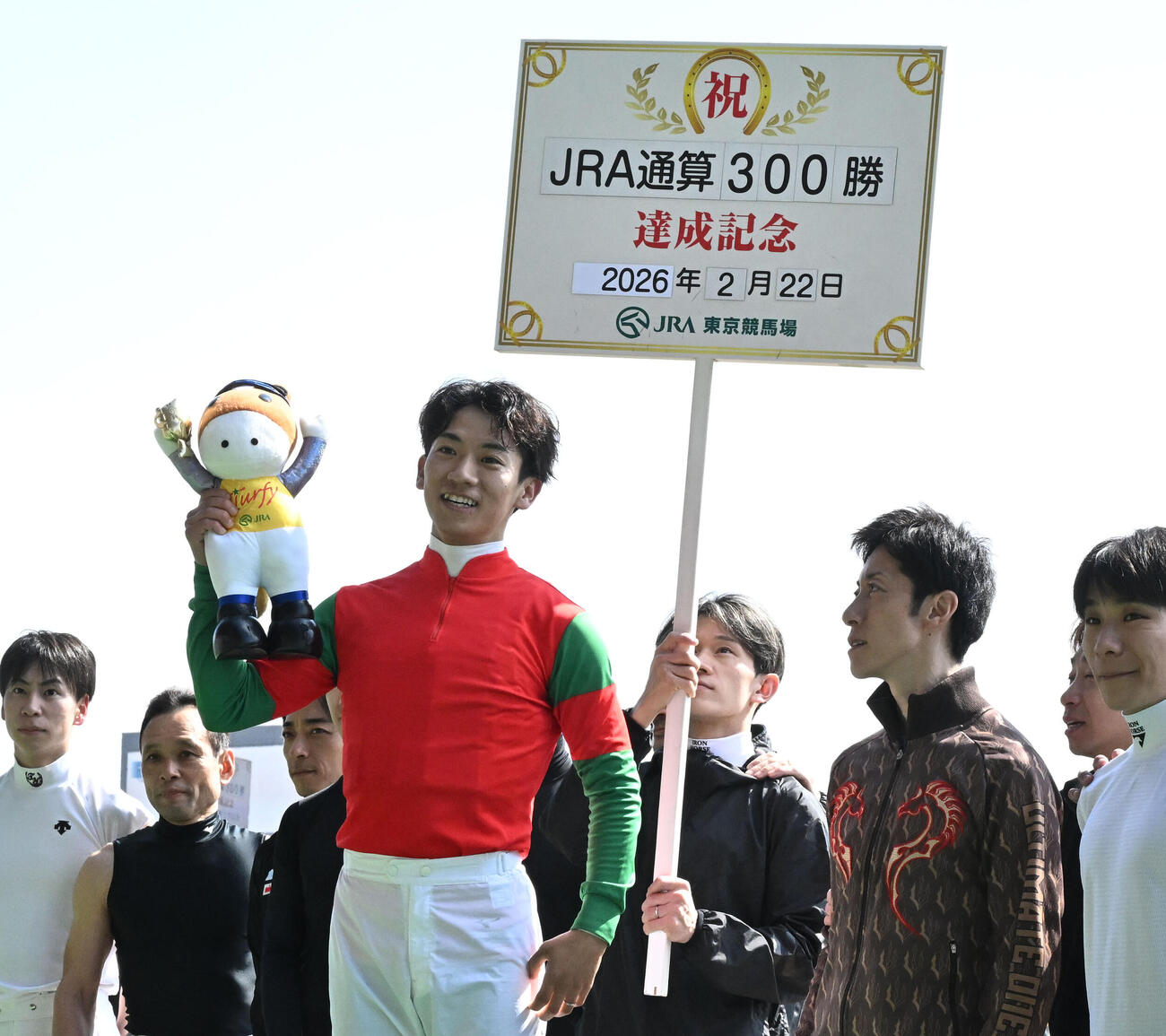 東京4Rをマイネルグレートで制し、JRA通算300勝を達成した荻野極騎手（撮影・千葉一成）
