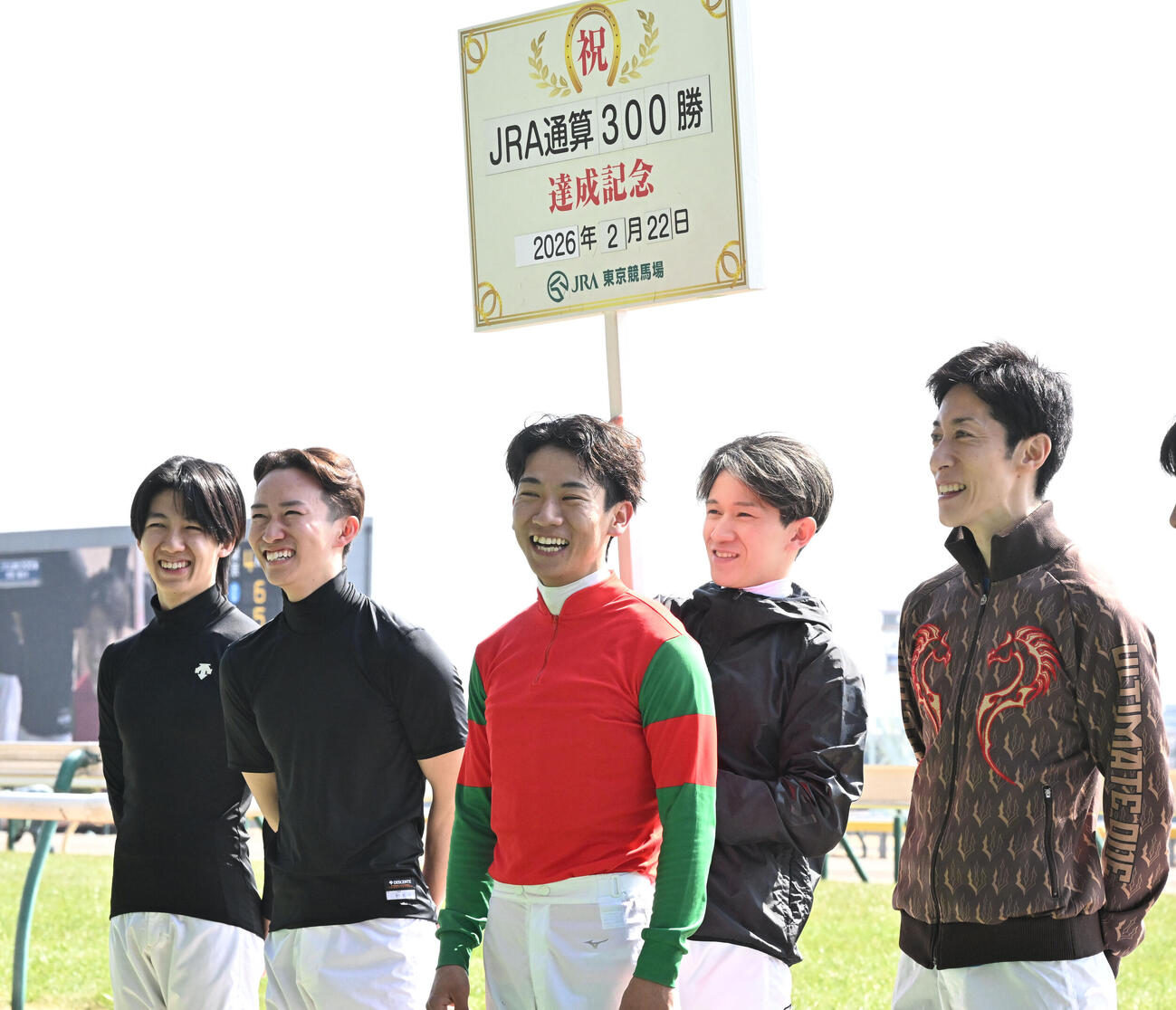 東京4R、3歳未勝利戦をマイネルグレートで制し、JRA通算300勝を達成した荻野極騎手（中央）（撮影・千葉一成）
