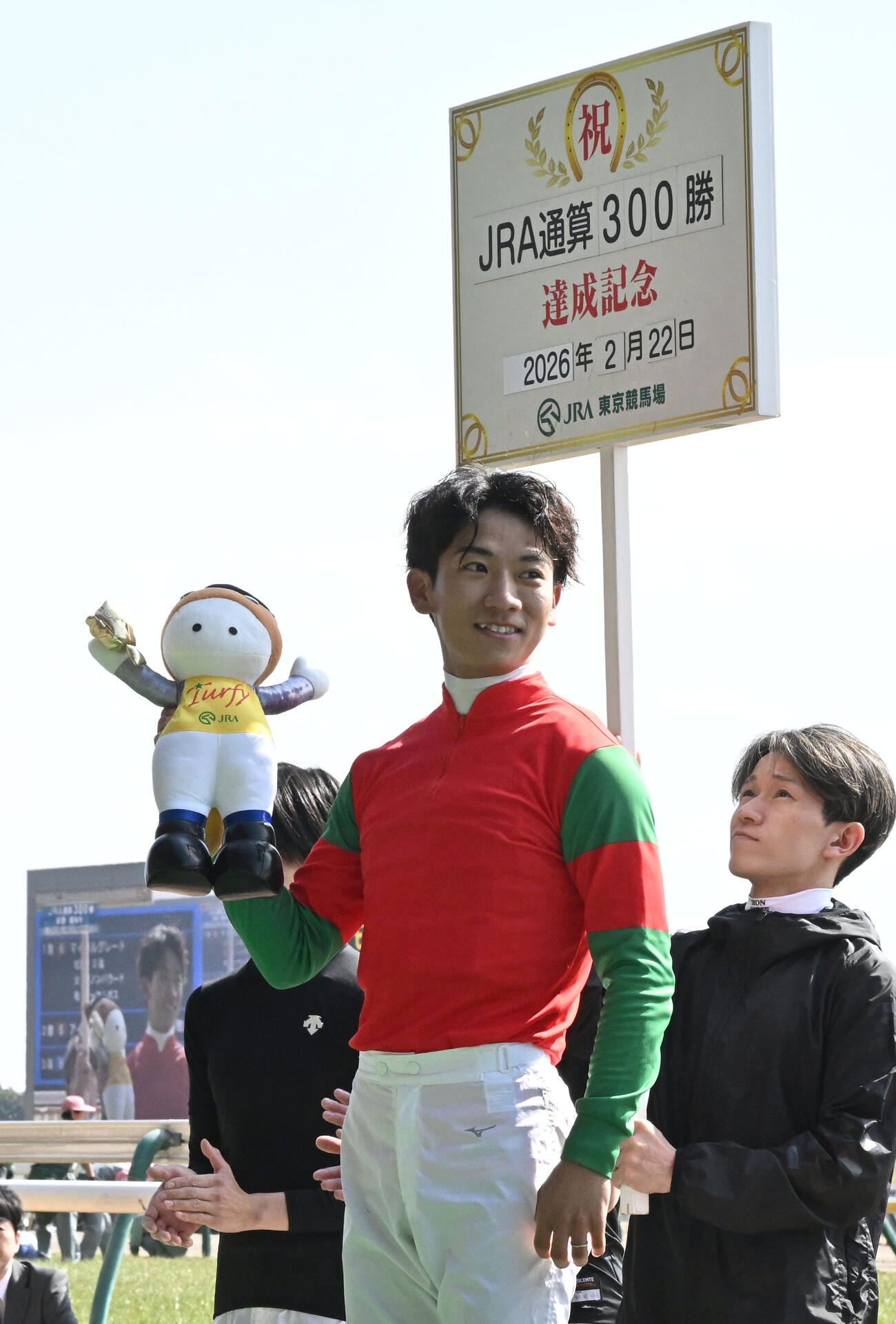 東京4R、3歳未勝利戦をマイネルグレートで制し、JRA通算300勝を達成した荻野極騎手（中央）（撮影・千葉一成）