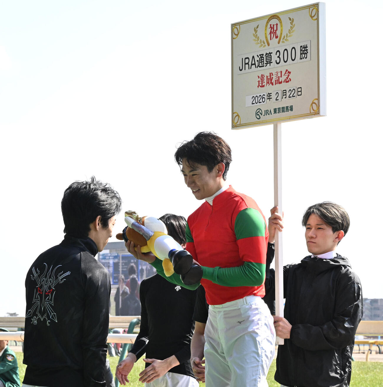 東京4R、JRA通算300勝を達成し、川田将雅騎手（左）から記念品を受け取る荻野極騎手（撮影・千葉一成）