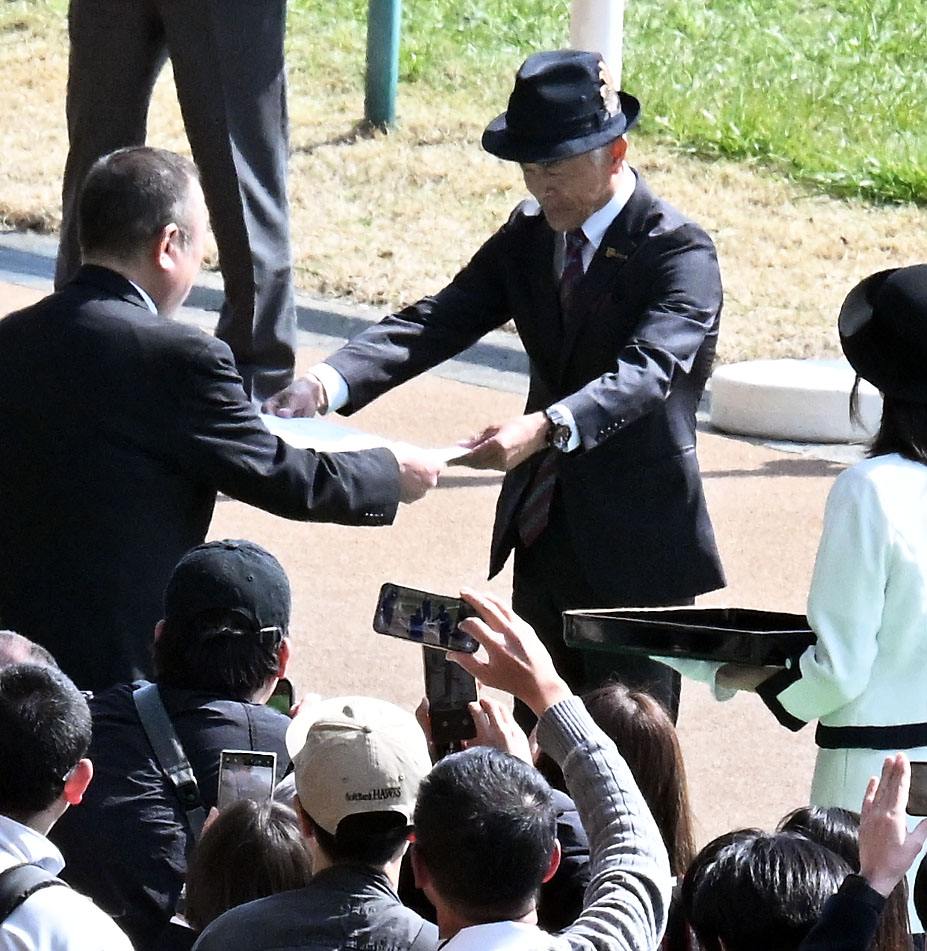 2025年度の東京競馬記者クラブ賞特別功労賞を受賞し、表彰状を受け取る国枝師（撮影・千葉一成）