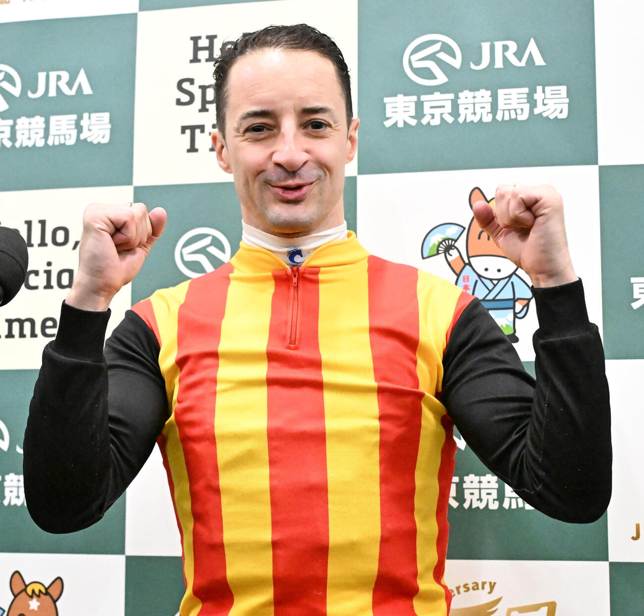 フェブラリーSをコスタノヴァで制し、ガッツポーズするルメール騎手（撮影・千葉一成）