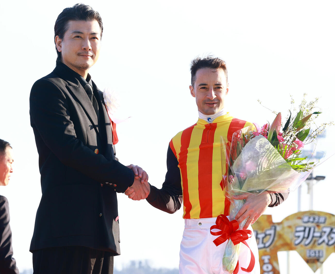 フェブラリーSをコスタノヴァで制し、玉山鉄二（左）に祝福されるルメール騎手（撮影・野上伸悟）