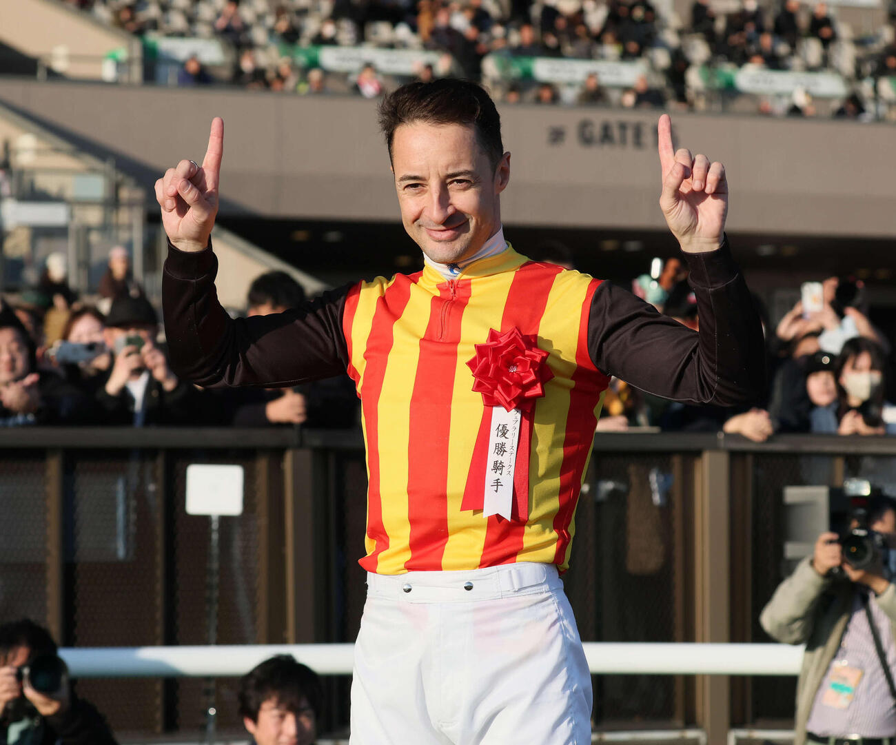 優勝インタビューを終えてカメラに向かってポーズを決めるルメール騎手（撮影・丹羽敏通）