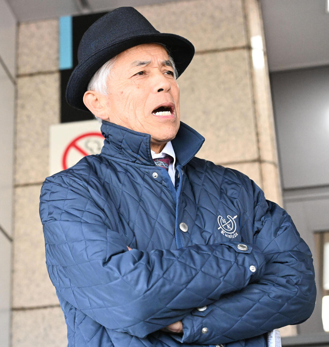 フェブラリーSでシックスペンスが9着になり残念がる国枝師（撮影・千葉一成）
