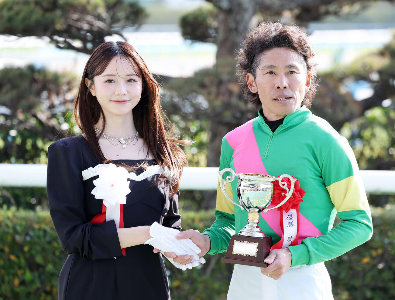 森香澄（左）と握手する小倉大賞典を制した古川吉洋騎手（撮影・鈴木正人）　