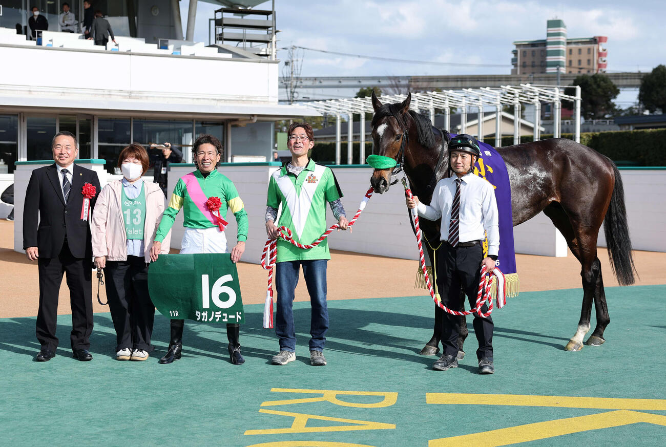 小倉11R　小倉大賞典を制したタガノデュードと笑顔を見せる古川吉洋騎手（撮影・鈴木正人）　