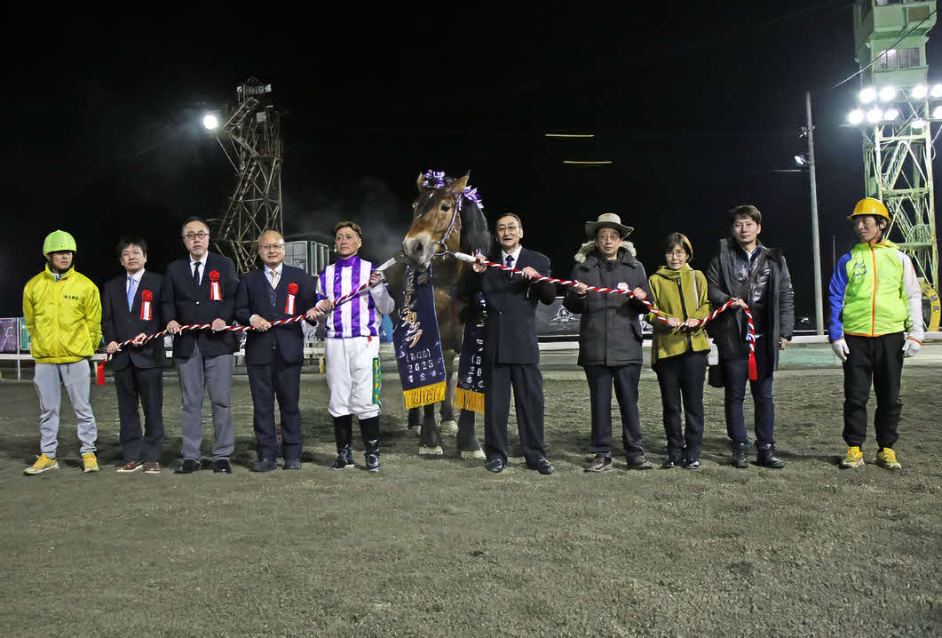 チャンピオンカップを制し重賞最多勝＆収得賞金額の記録を更新したメムロボブサップと関係者（提供・ばんえい十勝）
