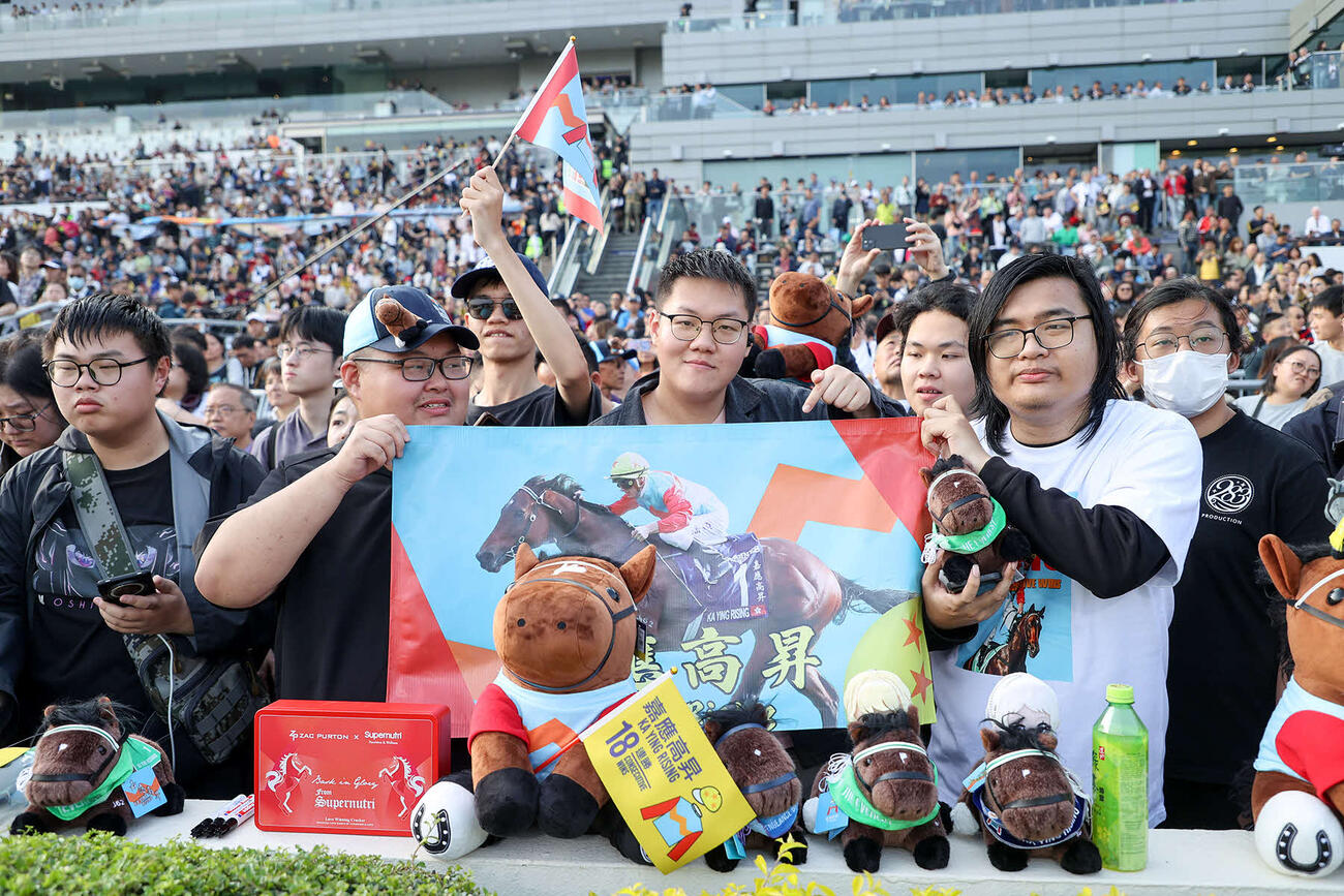 18連勝を達成したカーインライジングに喜ぶファン（C）The　Hong　Kong　Jockey　Club