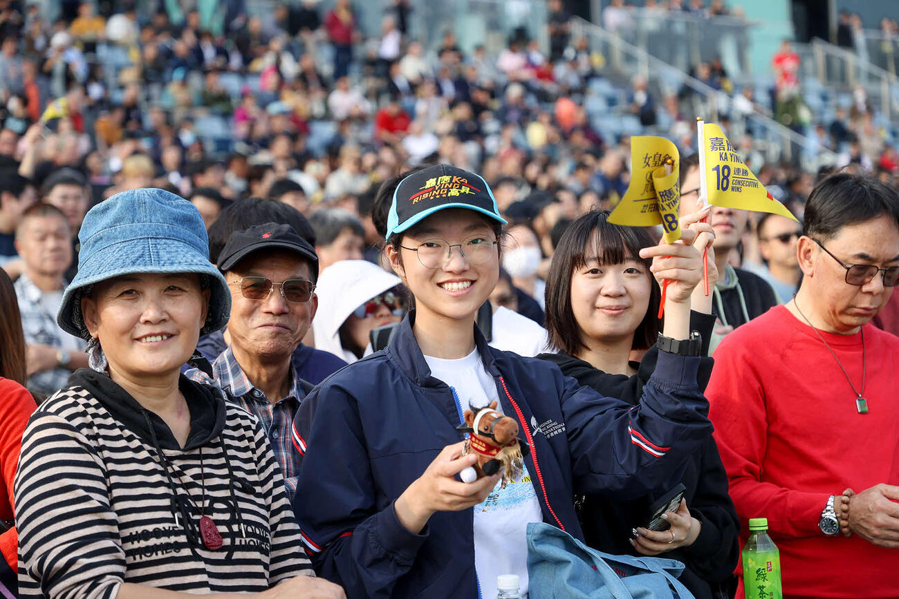18連勝を達成したカーインライジングに喜ぶファン（C）The　Hong　Kong　Jockey　Club