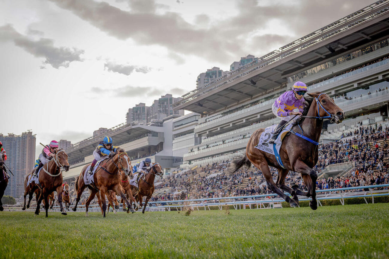 香港クラシックマイルを制したリトルパラダイス（（C）The Hong Kong Jockey Club）
