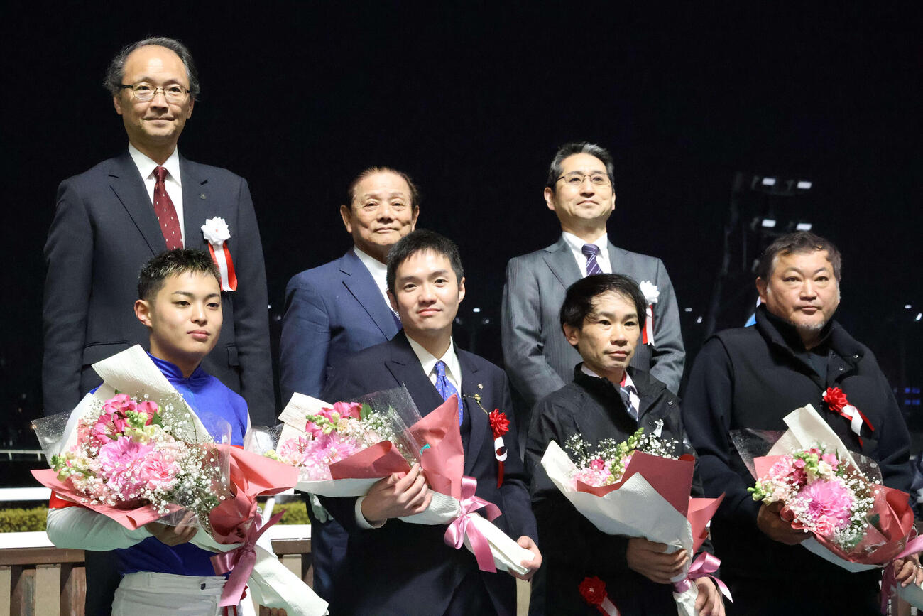 浦和11R、日刊スポーツ賞ユングフラウ賞の表彰式を終え記念撮影に納まる関係者