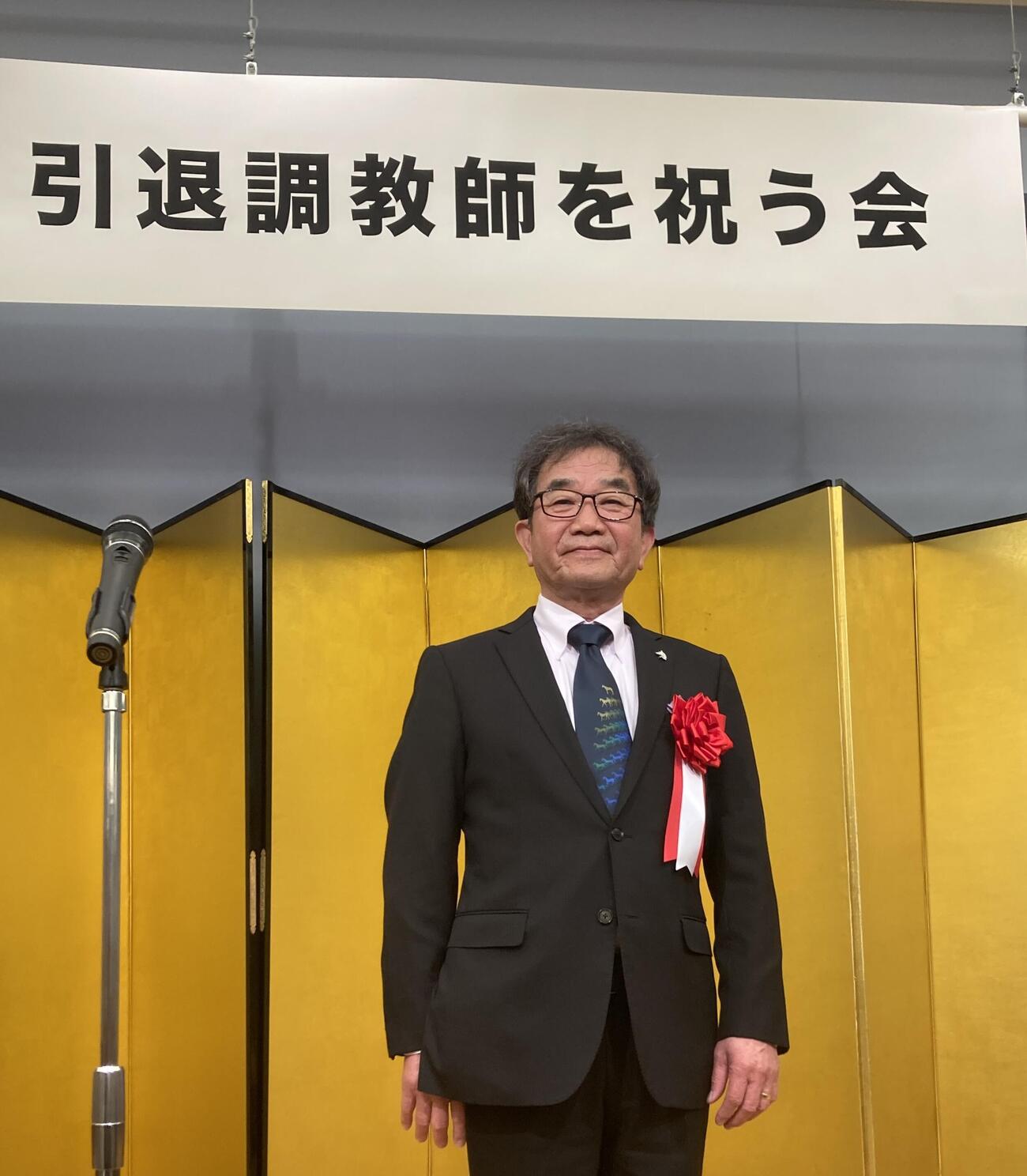 「引退調教師を祝う会」に出席した佐々木師（撮影・太田尚樹）