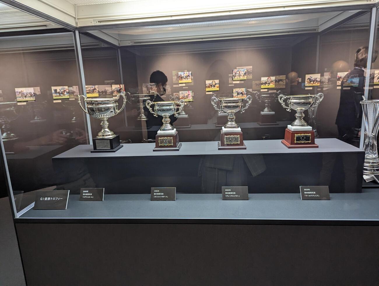 「武豊デビュー40年～前人未到の記録」の展示品