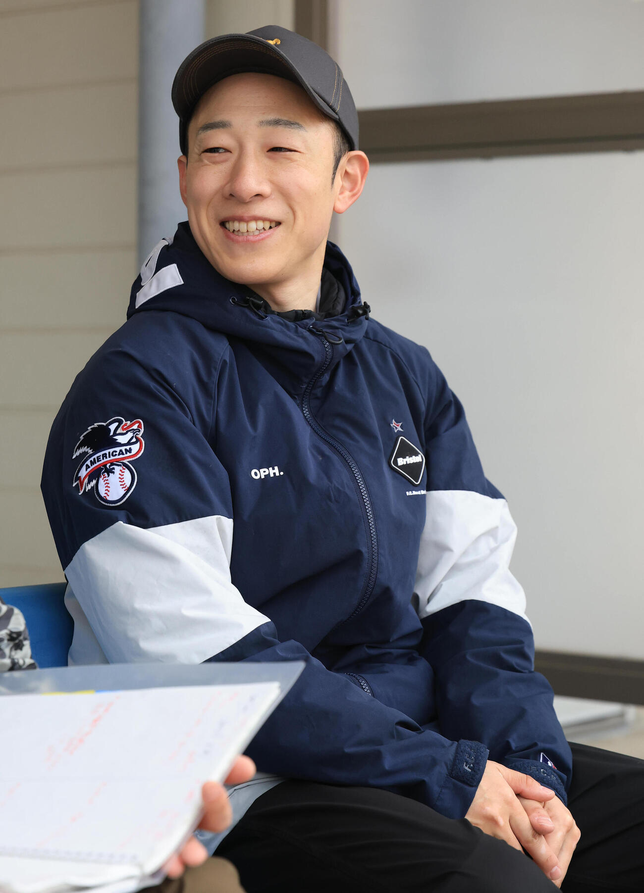 25日、笑顔を見せる藤岡佑介騎手