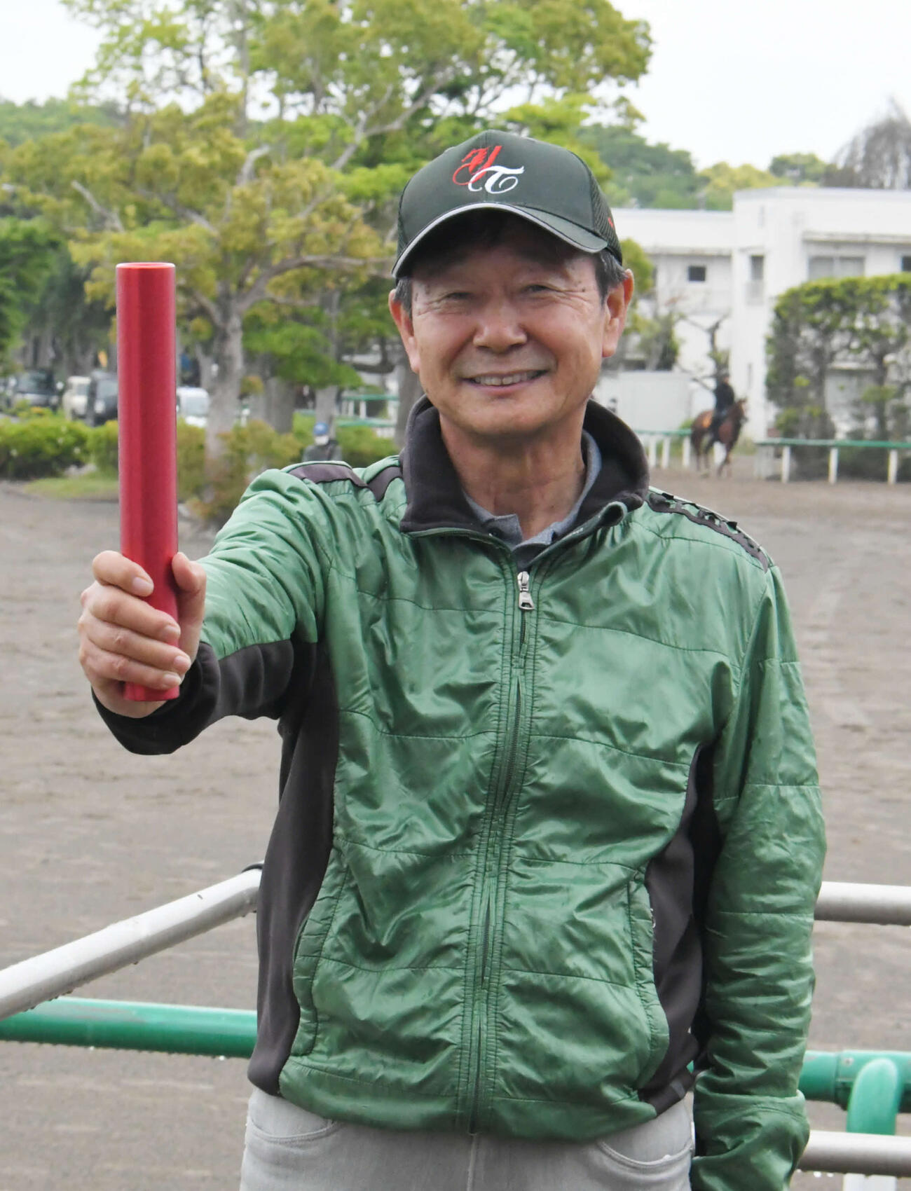根本康広調教師（2021年5月13日撮影）