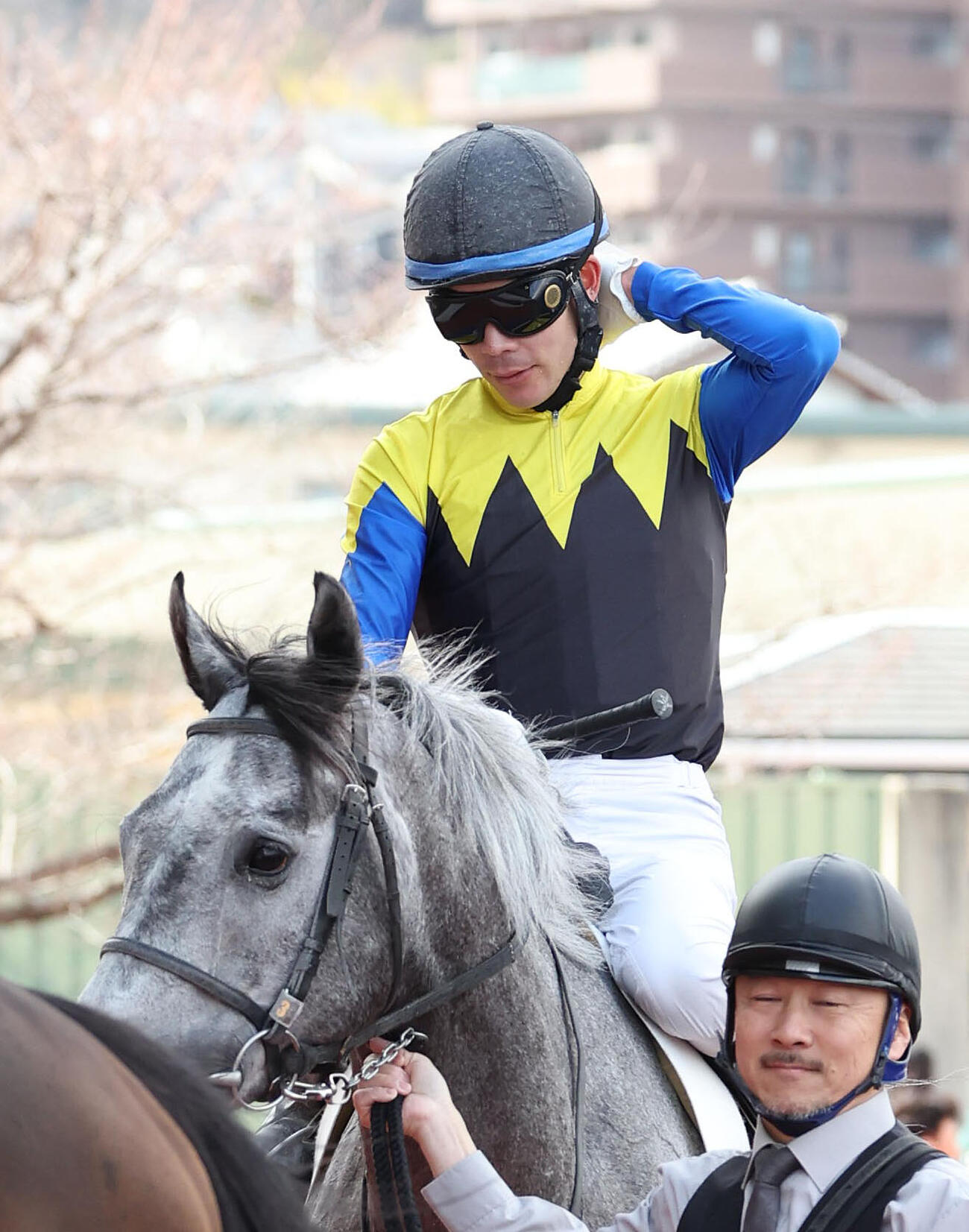 阪神8R、国枝厩舎のウィンターダフネに騎乗し6着に終わって引き揚げる国分優騎手（撮影・白石智彦）