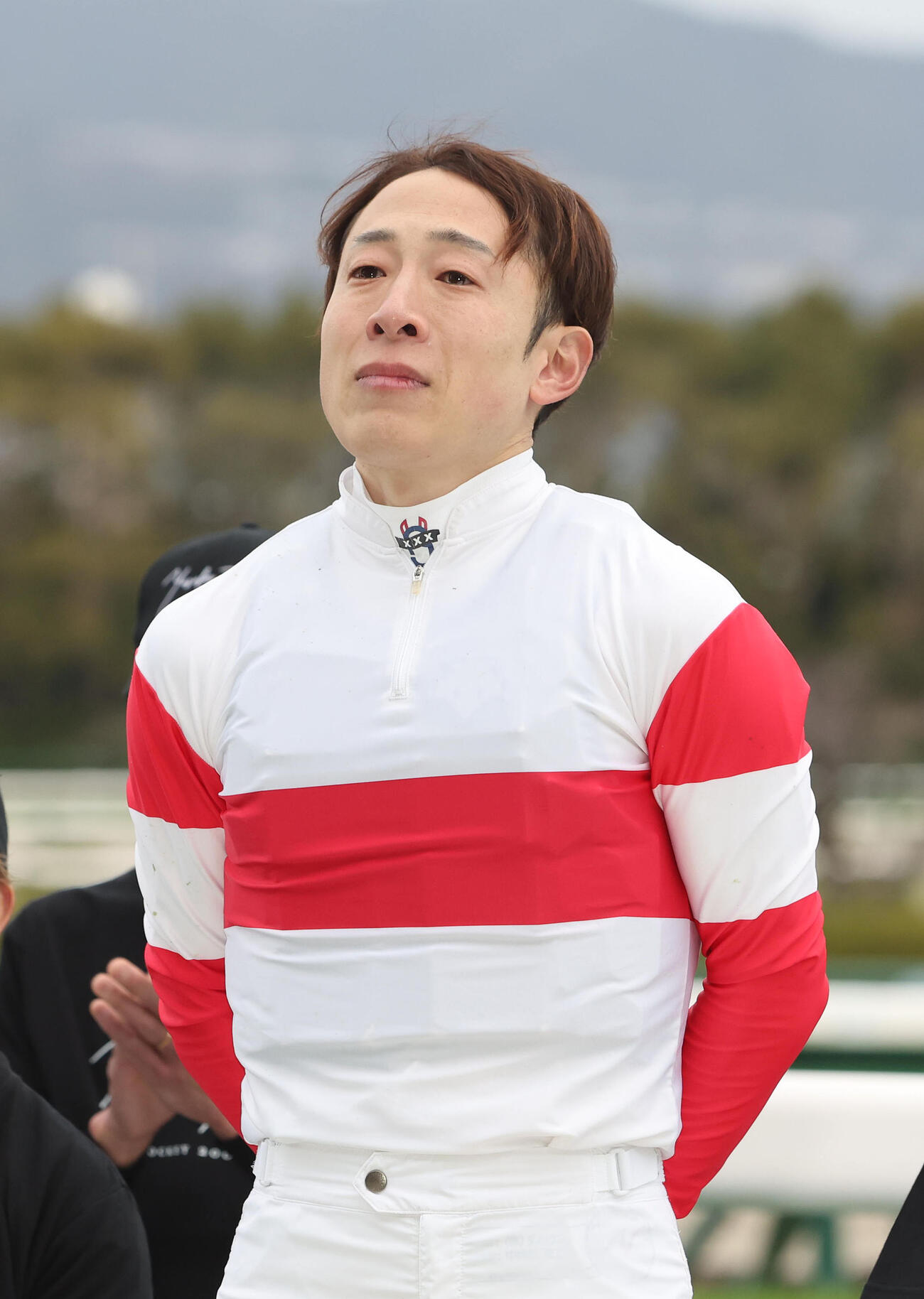 引退式であいさつを終え目を真っ赤に腫らす藤岡佑騎手（撮影・白石智彦）