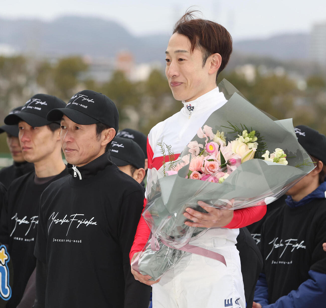 武豊騎手（左）と記念写真に納まる藤岡佑騎手（撮影・白石智彦）