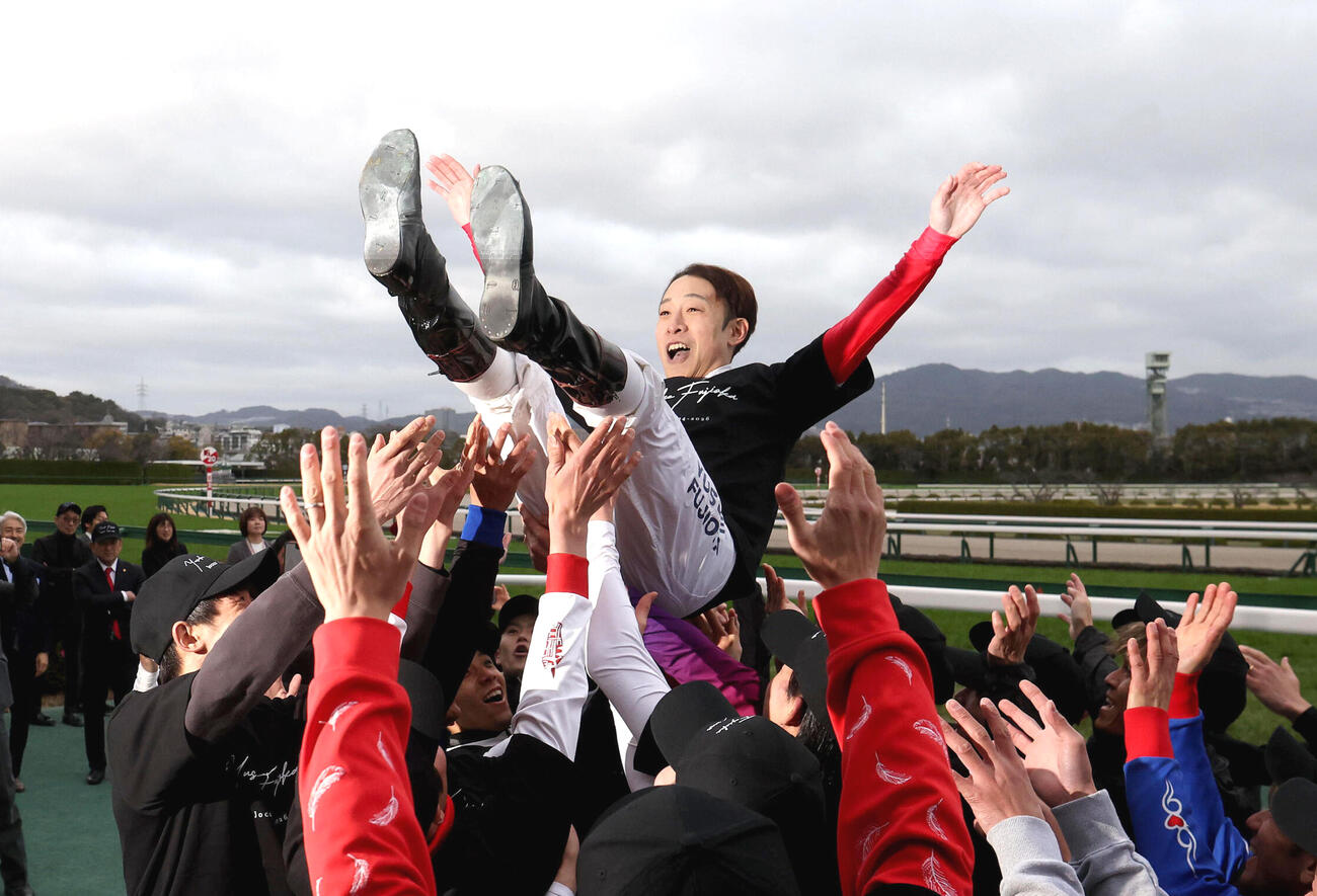 引退式で胴上げされる藤岡佑騎手（撮影・白石智彦）