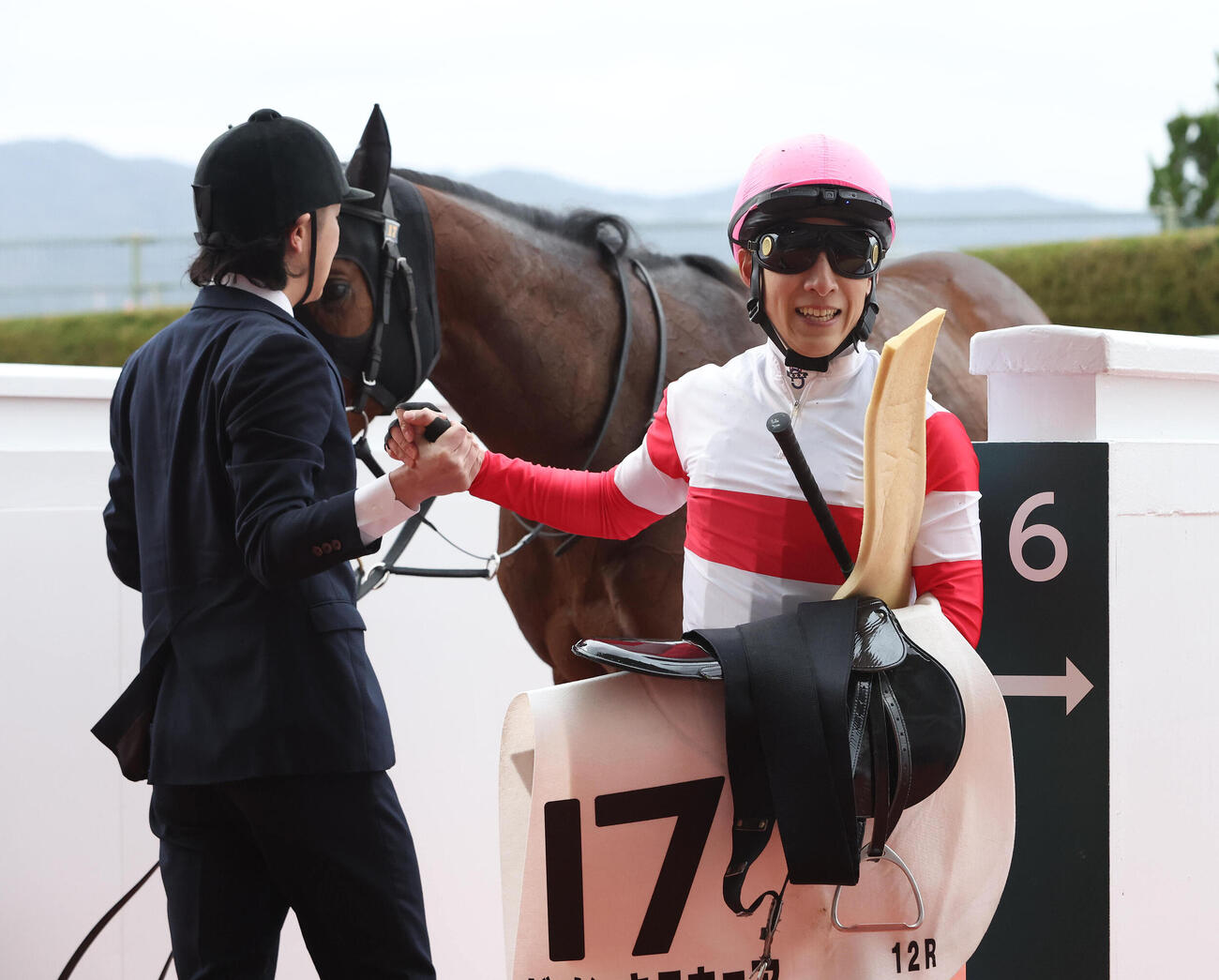 阪神12R、ダノンキラウェアに騎乗し現役最後のレースを7着で終えた藤岡佑騎手（撮影・白石智彦）