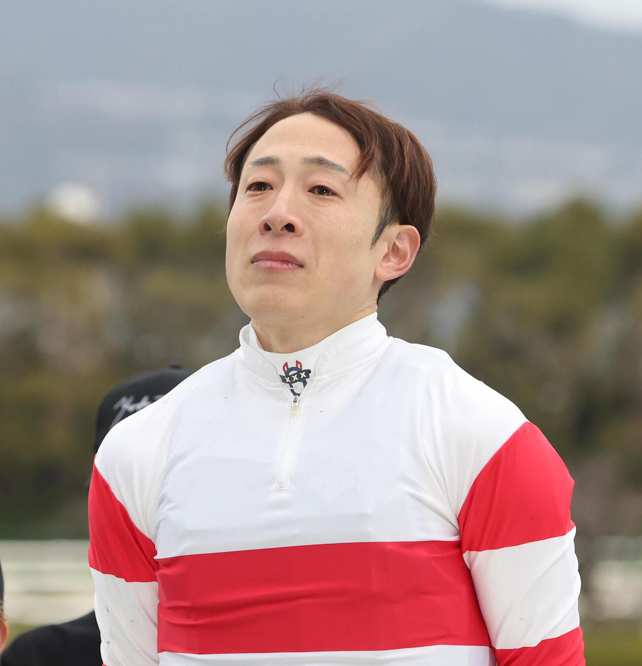 引退式であいさつを終え目を真っ赤に腫らす藤岡佑騎手（撮影・白石智彦）