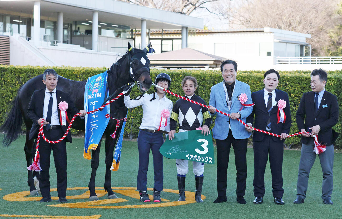 オーシャンSを制したペアポルックスの口取りをする前原玲奈助手ら（撮影・丹羽敏通）