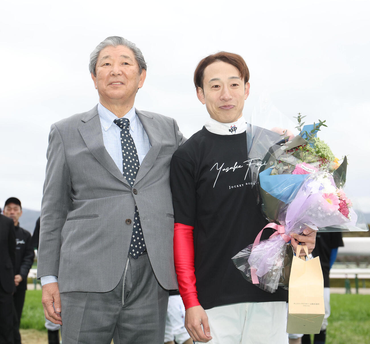師匠の作田誠二元調教師（左）と記念写真に納まる藤岡佑騎手（撮影・白石智彦）
