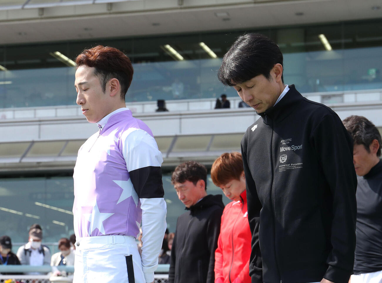 24年4月13日、藤岡康太騎手に黙とうをささげる左から、兄の藤岡佑介騎手、武豊騎手