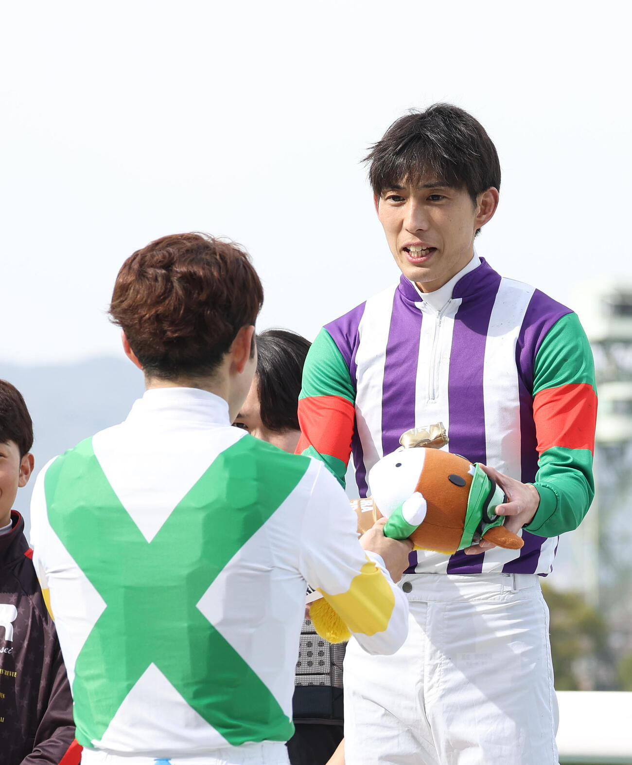 24年3月30日、JRA通算800勝した藤岡康太騎手（右）に記念のターフィー人形を贈呈する藤岡佑介騎手