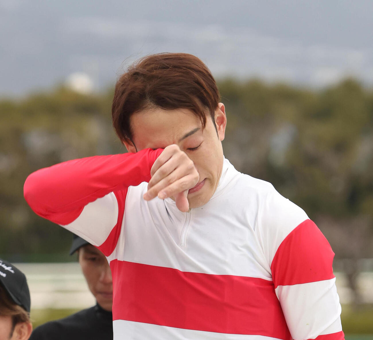 引退式であいさつを終え涙を流す藤岡佑騎手（撮影・白石智彦）
