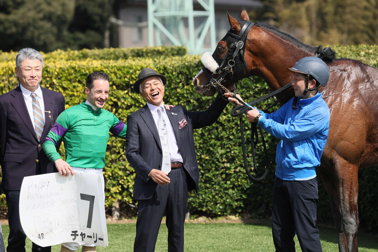 中山4R、勝利したチャーリーの口取りで笑顔を見せるルメール騎手と国枝師（撮影・丹羽敏通）