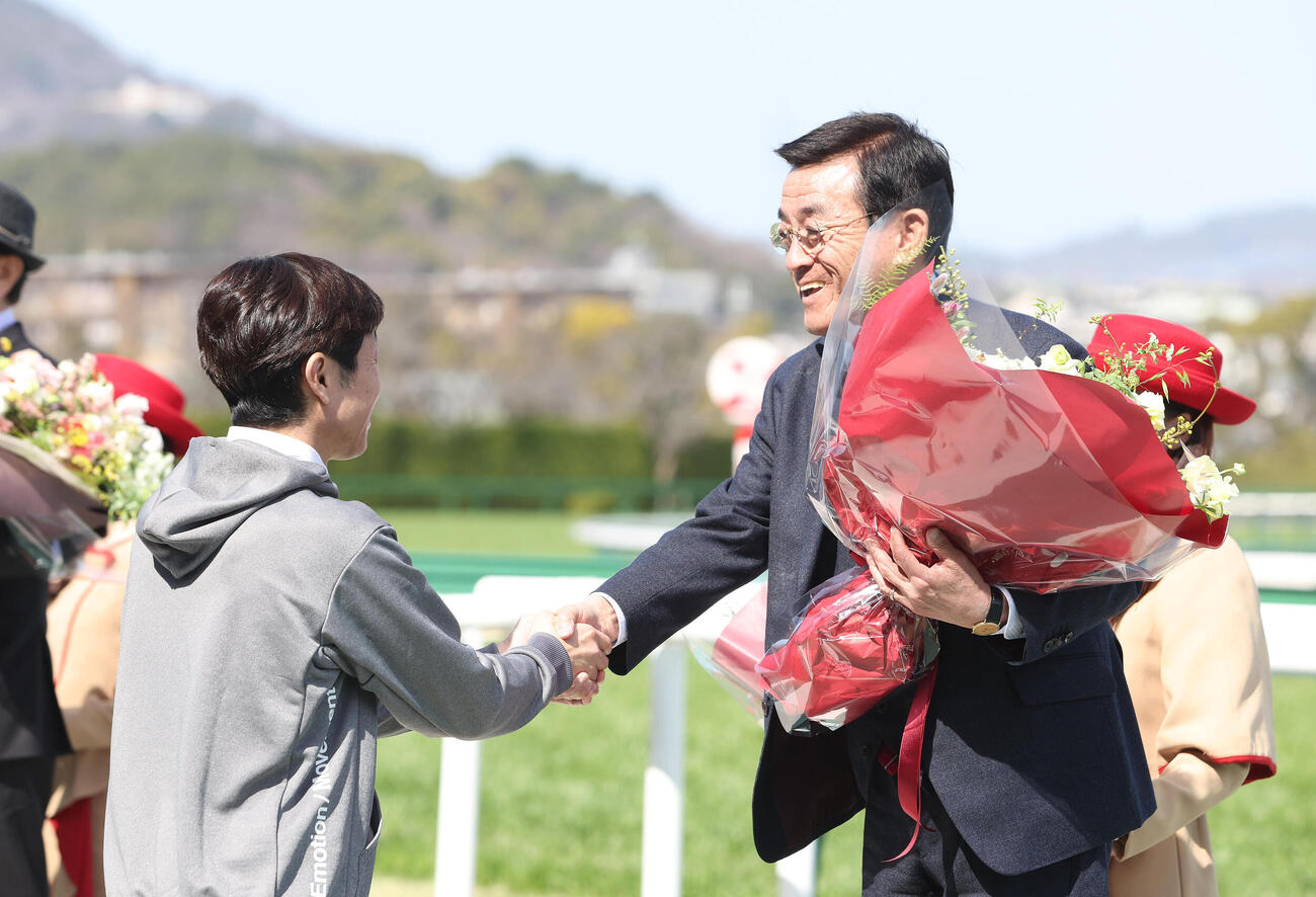 引退セレモニーで武豊騎手と握手する西園正師（右）（撮影・白石智彦）