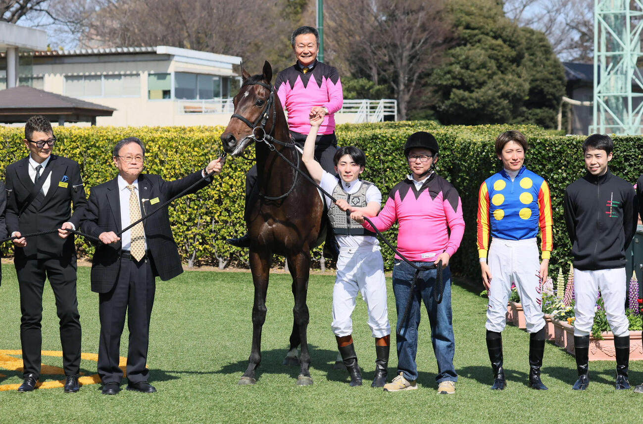 3歳未勝利を制したサザンテイオーに騎乗し口取りに臨む根本師。右から4人目は長浜騎手（撮影・丹羽敏通）