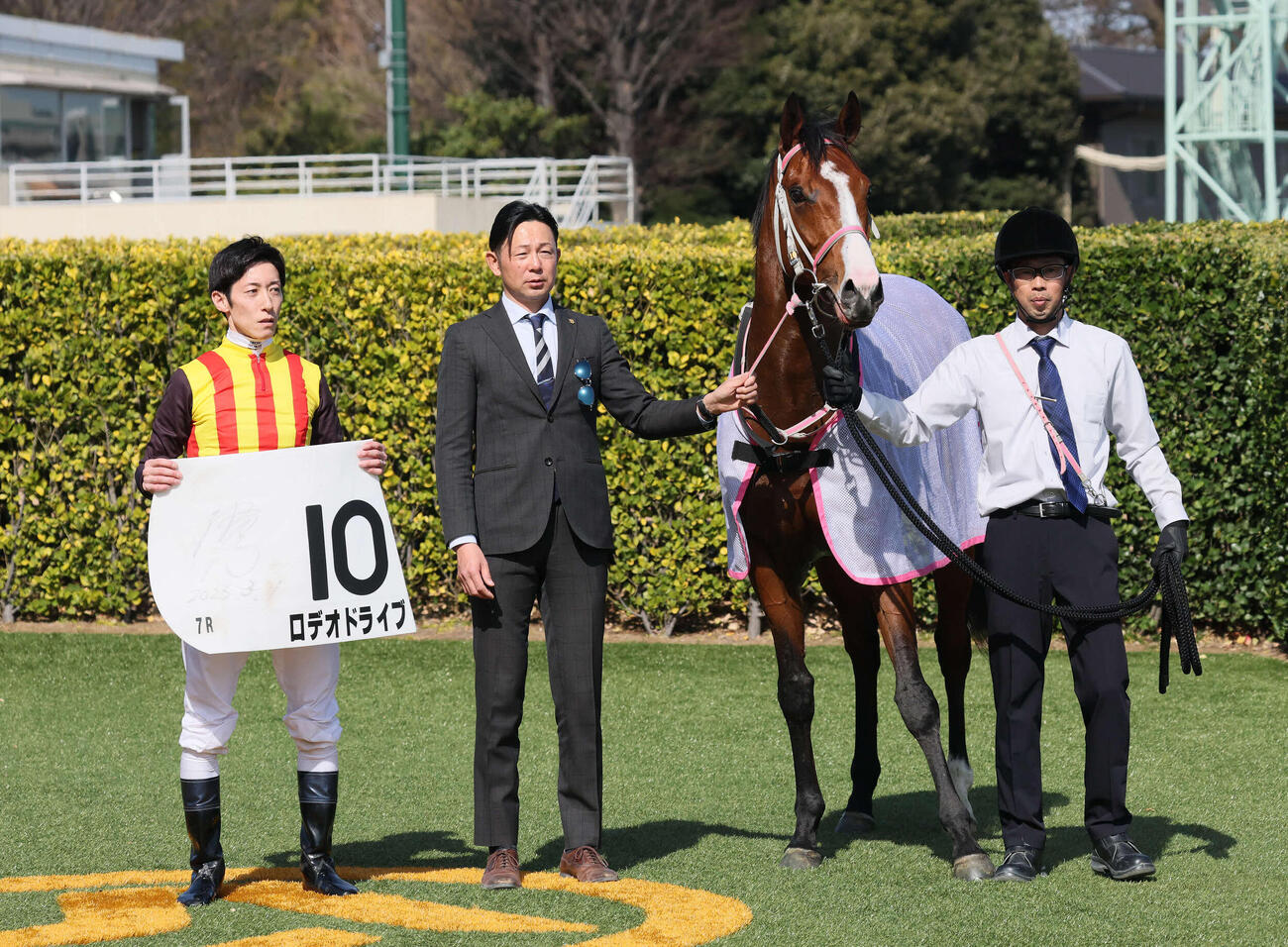 中山7R、3歳1勝クラスを制したロデオドライブの口取りをする津村騎手と辻師（撮影・丹羽敏通）